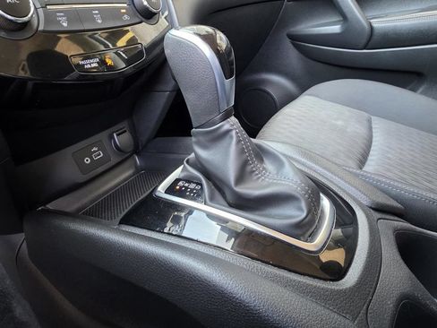 Used 2020 Nissan Rogue S FWD image 19