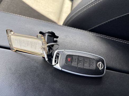 Used 2025 Nissan Rogue SV FWD image 21