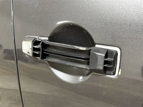 Used 2005 Nissan Titan LE w/ (T01) Tow Pkg image 41