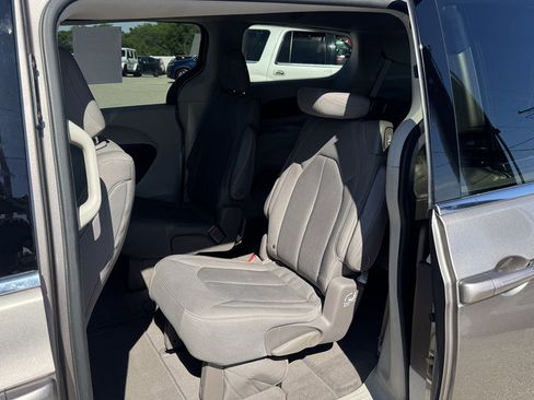 Used 2017 Chrysler Pacifica LX FWD image 21