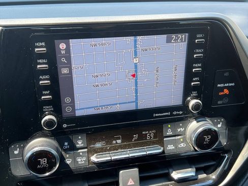Used 2022 Toyota Highlander XLE AWD/4WD image 15