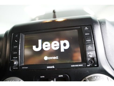 Used 2015 Jeep Wrangler Unlimited Rubicon w/ Connectivity Group image 25