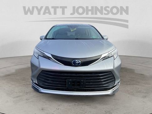 Used 2021 Toyota Sienna XLE image 15