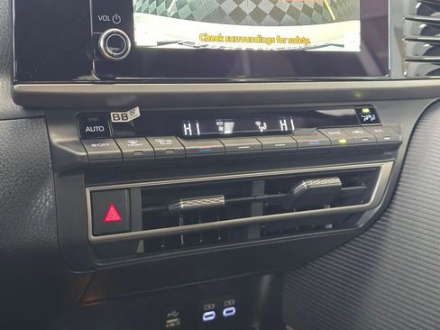 Used 2025 Toyota Camry SE image 33