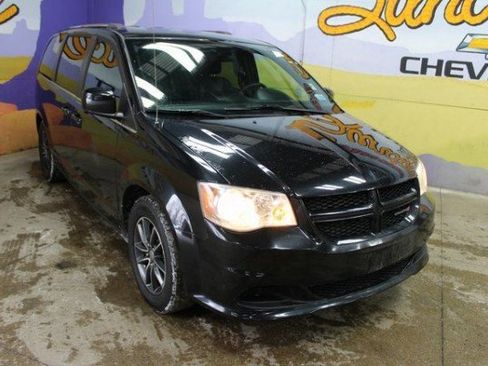 Used 2019 Dodge Grand Caravan SXT image 2