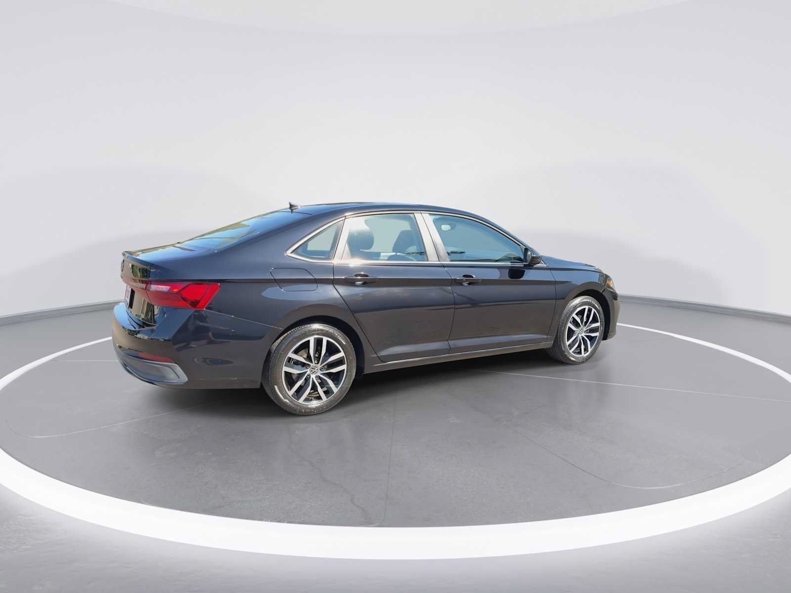 Used 2025 Volkswagen Jetta SE FWD image 8