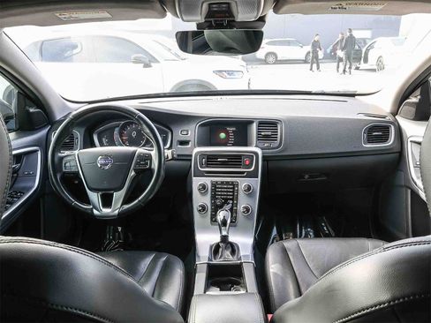 Used 2018 Volvo V60 T5 Cross Country image 13