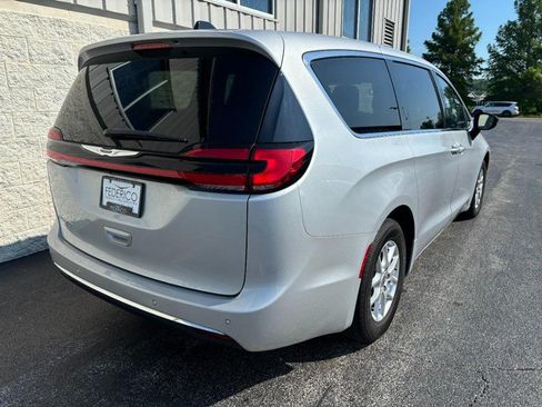 Used 2024 Chrysler Pacifica Touring-L FWD image 3