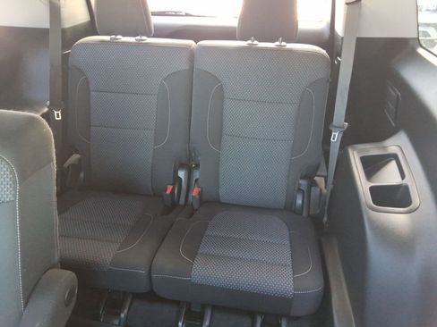 Used 2022 GMC Acadia SLE w/ Driver Convenience Package image 29