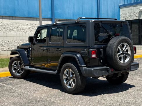 Used 2018 Jeep Wrangler Unlimited Sahara AWD/4WD image 7