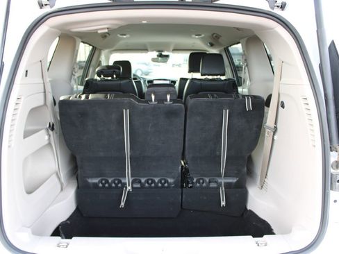 Used 2023 Chrysler Pacifica Touring-L image 13