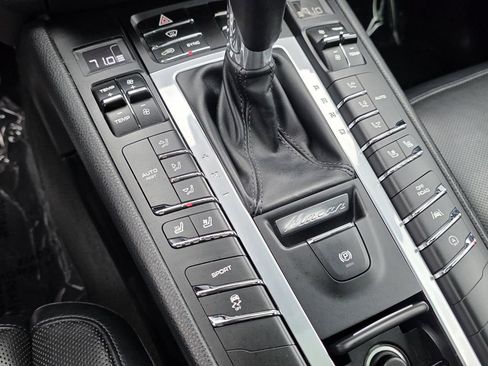 Used 2018 Porsche Macan image 33