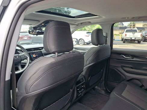 Used 2023 Jeep Grand Cherokee Laredo w/ Luxury Tech Group I AWD/4WD image 21
