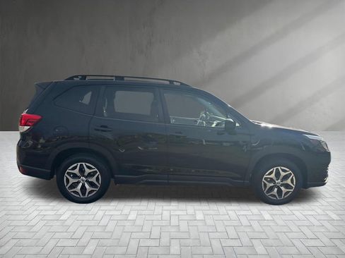 Used 2023 Subaru Forester Premium image 7