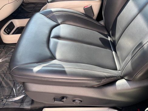 Used 2023 Chrysler Pacifica Touring-L FWD image 21