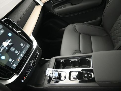 New 2026 Volvo XC90 B6 Plus w/ Protection Package image 15