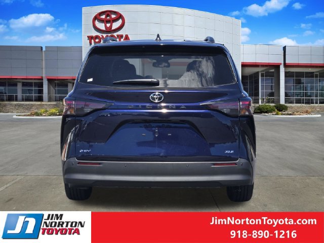 Used 2026 Toyota Sienna XLE FWD image 6
