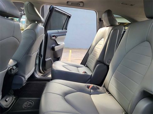 Used 2022 Toyota Highlander XLE image 23