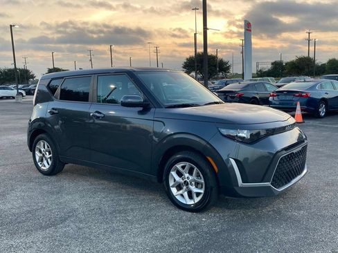 Used 2024 Kia Soul LX w/ Option Group 015 FWD image 3