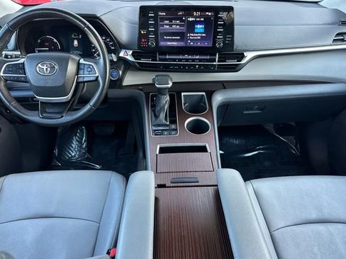 Used 2023 Toyota Sienna XLE image 17