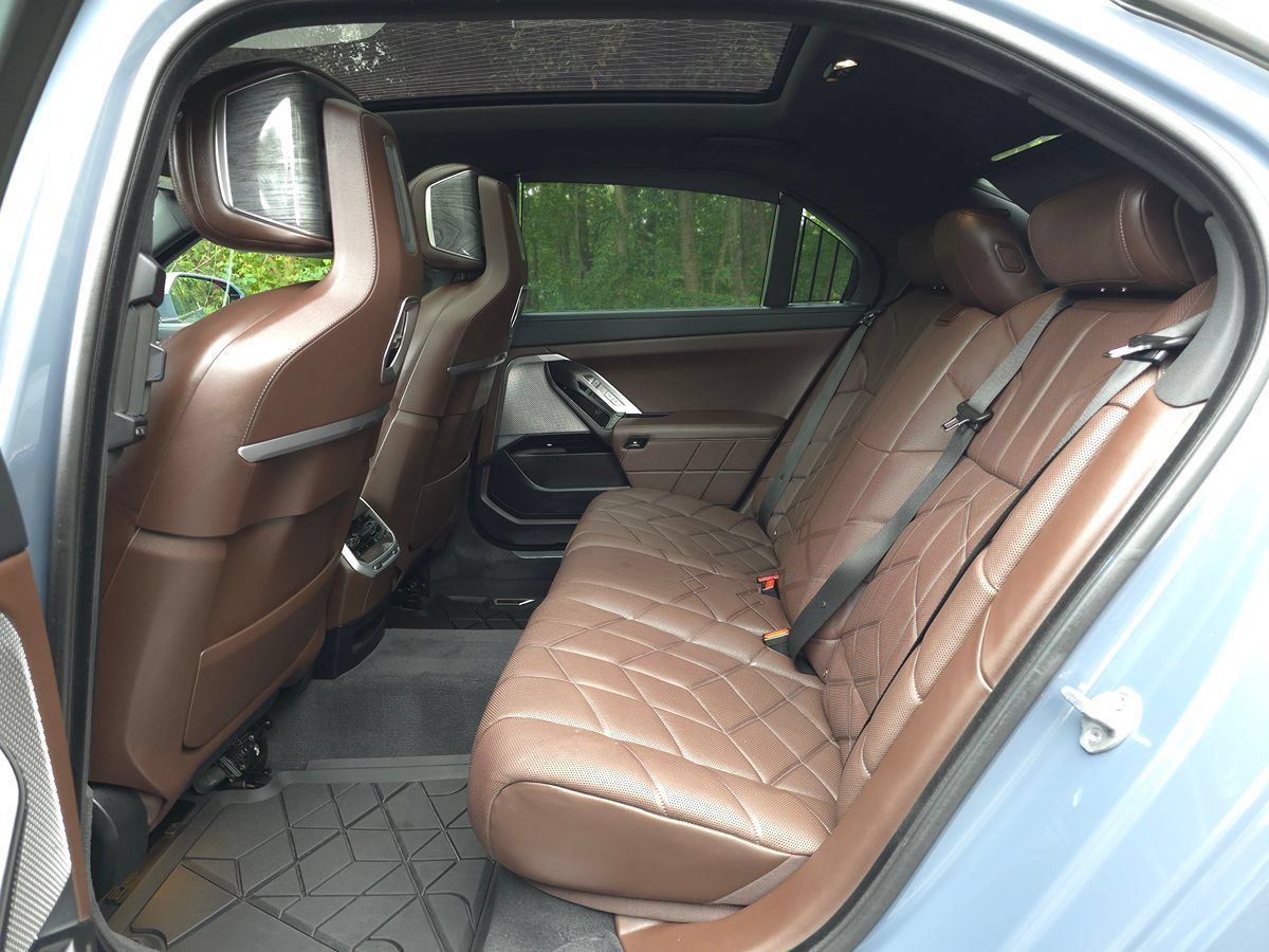 Used 2024 BMW i7 xDrive60 AWD/4WD image 16