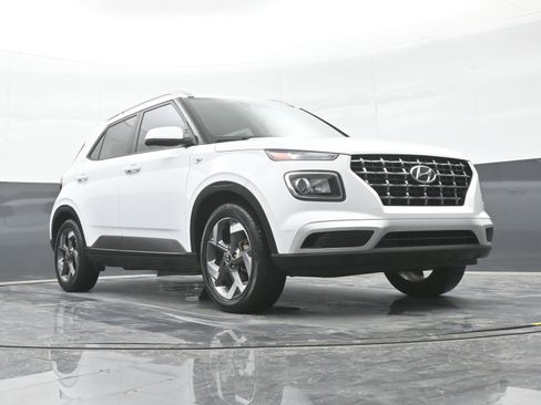 Certified 2022 Hyundai Venue SEL image 38