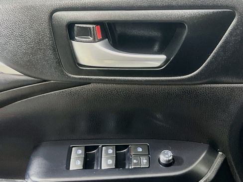 Used 2018 Toyota Highlander SE FWD image 16