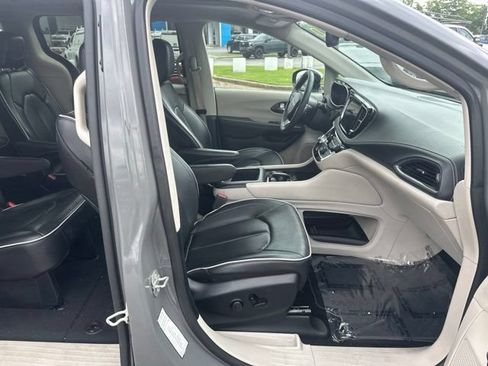 Used 2023 Chrysler Pacifica Limited FWD image 33