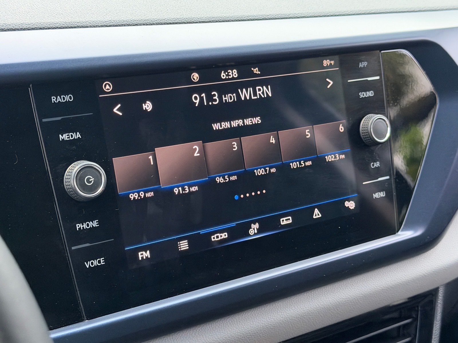 Used 2023 Volkswagen Taos SE w/ Panoramic Sunroof Package FWD image 24