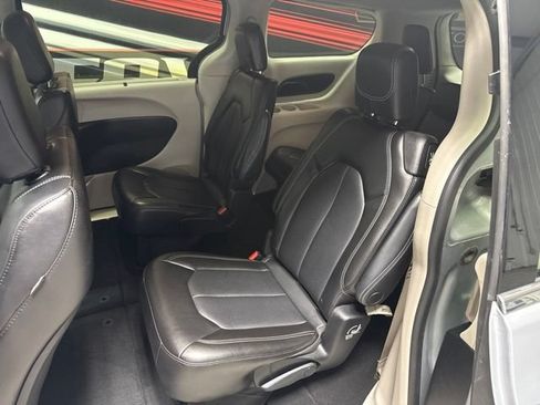 Used 2023 Chrysler Pacifica Touring-L FWD image 12