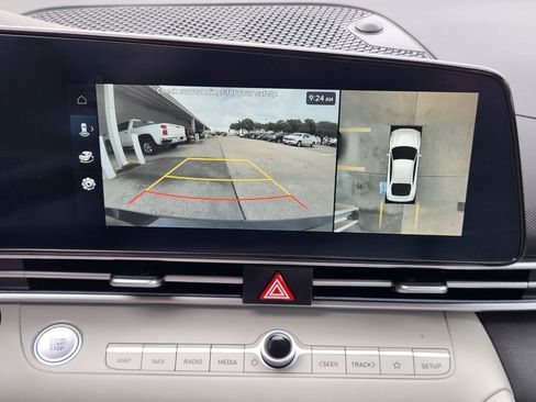 Used 2024 Hyundai Elantra Limited image 19