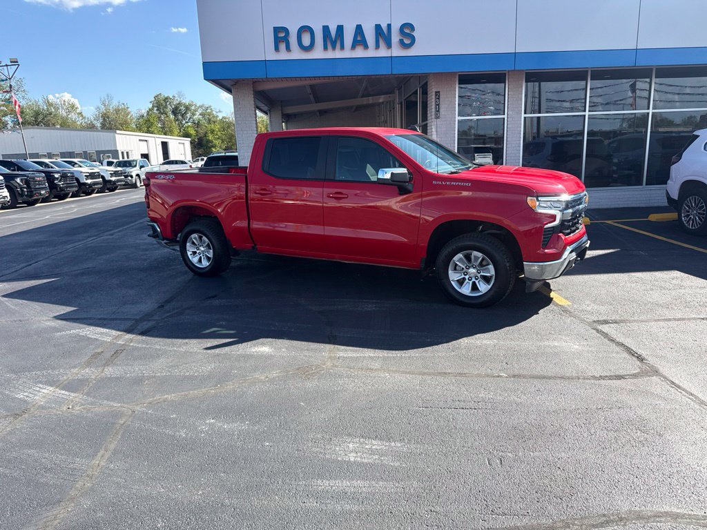 Used 2025 Chevrolet Silverado 1500 LT AWD/4WD image 2