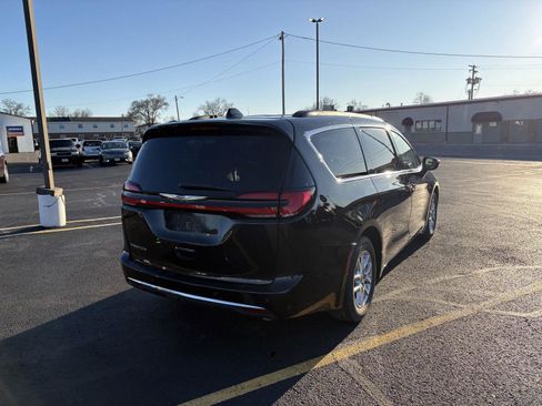 Used 2022 Chrysler Pacifica Touring-L image 25