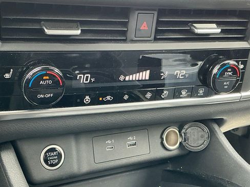 Used 2023 Nissan Rogue SV w/ SV Premium B Package image 18