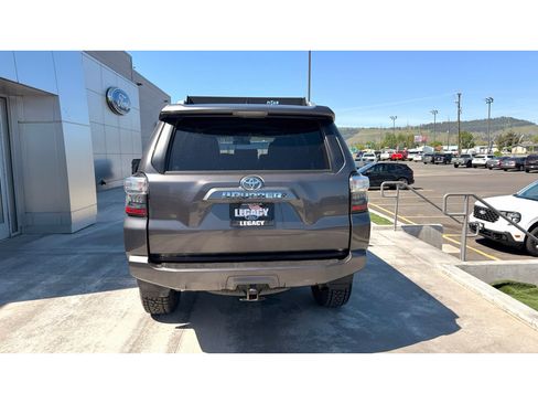 Used 2018 Toyota 4Runner SR5 AWD/4WD image 8