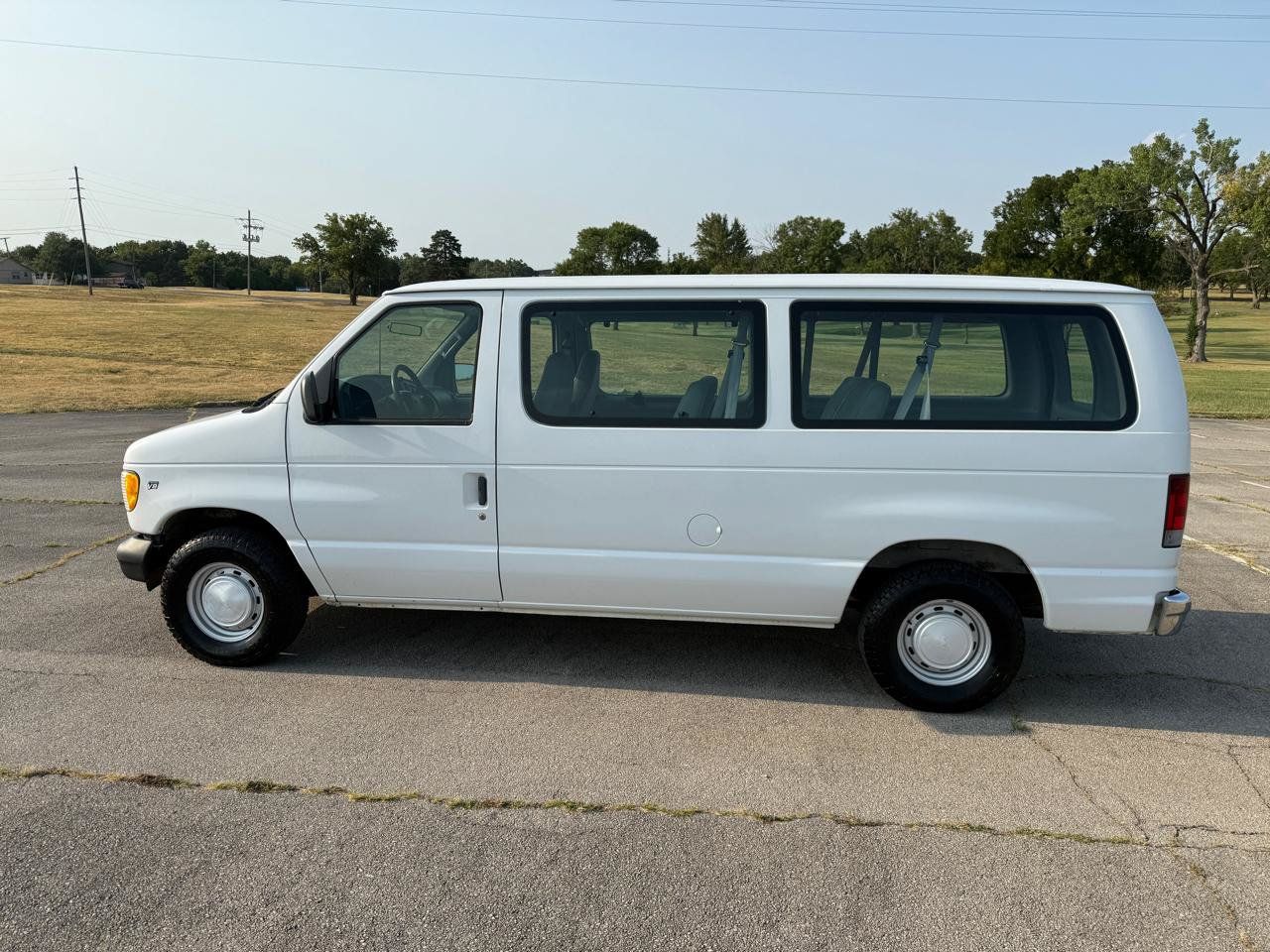 Used 2002 Ford E-150 and Econoline 150 Wagon RWD image 3