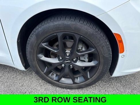 Used 2023 Chrysler Pacifica Limited w/ S Appearance Package FWD image 2