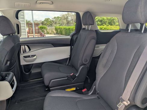 Used 2022 Kia Carnival LX FWD image 16