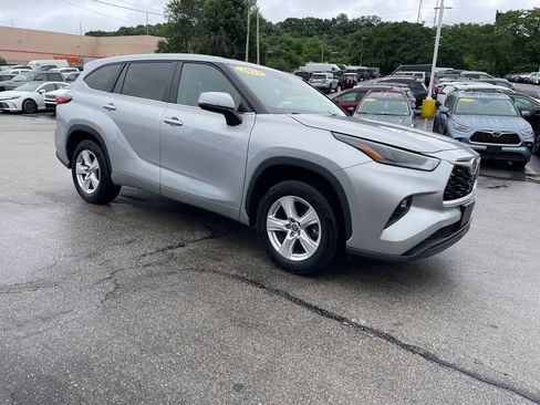 Used 2023 Toyota Highlander LE FWD image 6