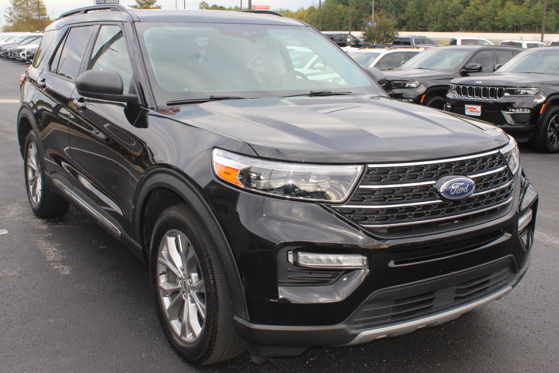 Used 2021 Ford Explorer XLT w/ Equipment Group 202A AWD/4WD image 4