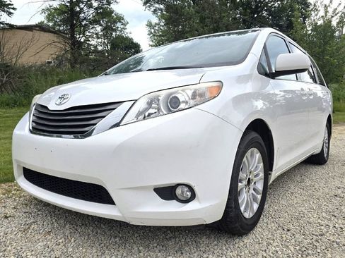 Used 2012 Toyota Sienna XLE w/ Entertainment Pkg FWD image 6
