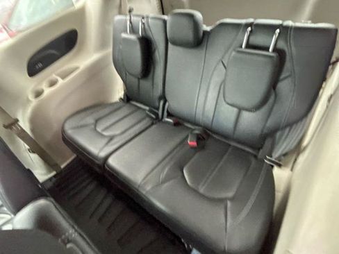 Used 2022 Chrysler Pacifica Touring-L w/ Uconnect Theater Family Group FWD image 17