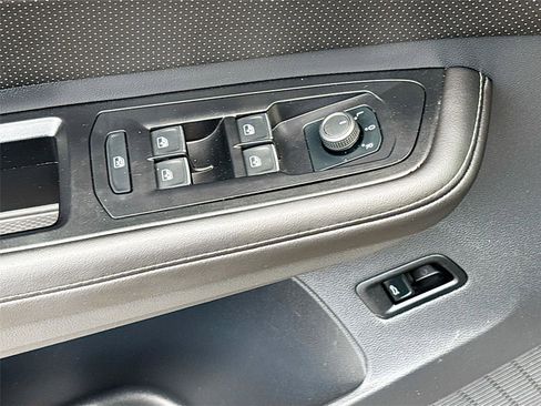 Used 2025 Volkswagen Atlas SE FWD image 18