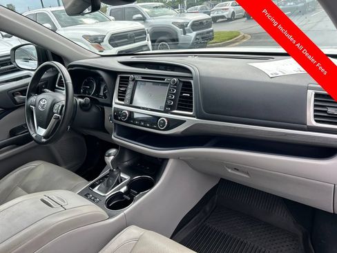 Used 2017 Toyota Highlander Limited AWD/4WD image 25