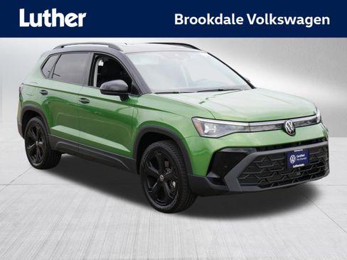 Certified 2025 Volkswagen Taos SE AWD/4WD image 1
