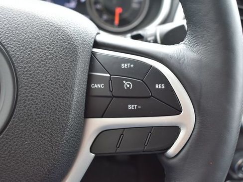Used 2018 Jeep Cherokee Trailhawk w/ Cold Weather Group AWD/4WD image 23