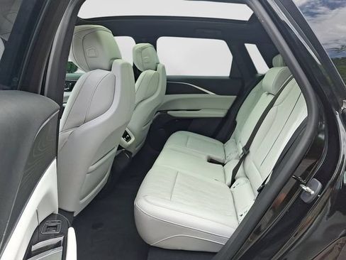 Used 2024 Cadillac Lyriq Luxury AWD/4WD image 12