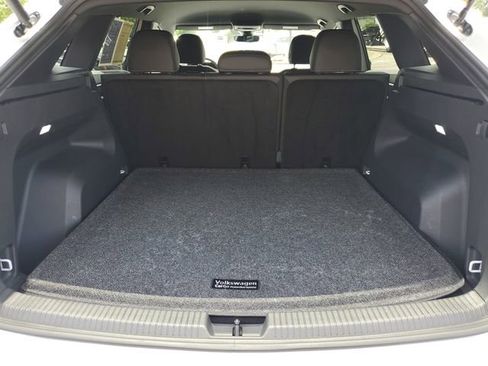 Certified 2025 Volkswagen Atlas Cross Sport SE FWD image 9