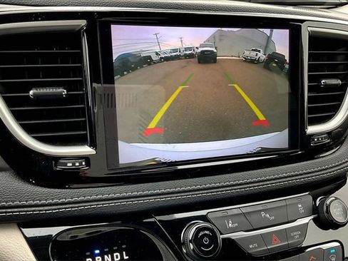 Used 2024 Chrysler Pacifica Select image 21