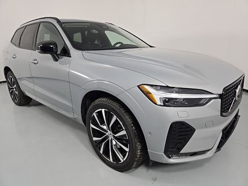 Used 2024 Volvo XC60 B5 Plus w/ Climate Package image 7